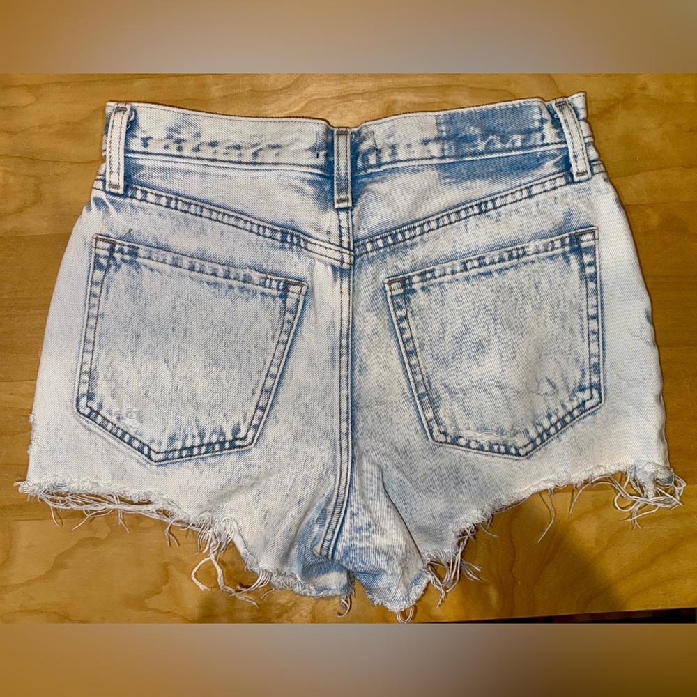 Abercrombie & Fitch Annie High Rise Shorts in Light Wash - Picture 2 of 8
